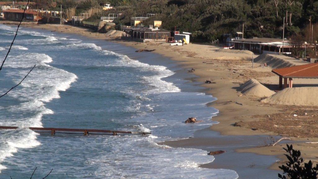 La spiaggia di Procchio dopo una mareggiata (foto Gio' Di Stefano)