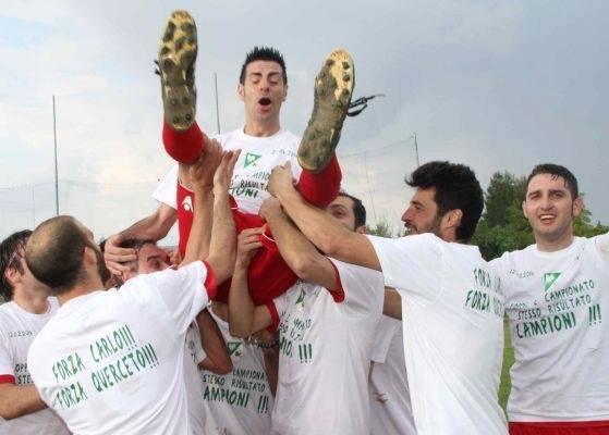 Marco Giacomelli, capitano del Querceto, festeggiato dai compagni