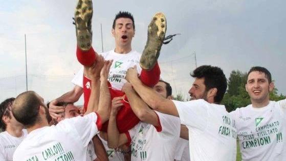 Marco Giacomelli, capitano del Querceto, festeggiato dai compagni