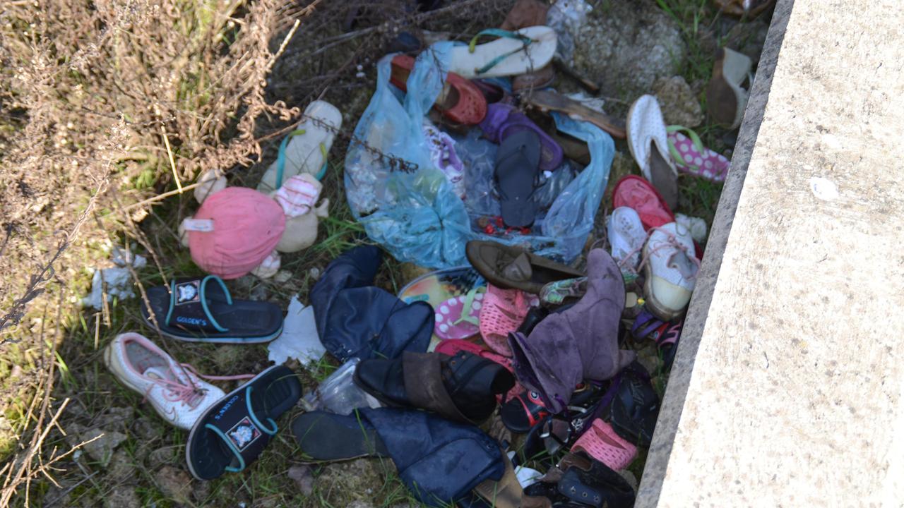 Sacchi abbandonati vicino al sottopasso