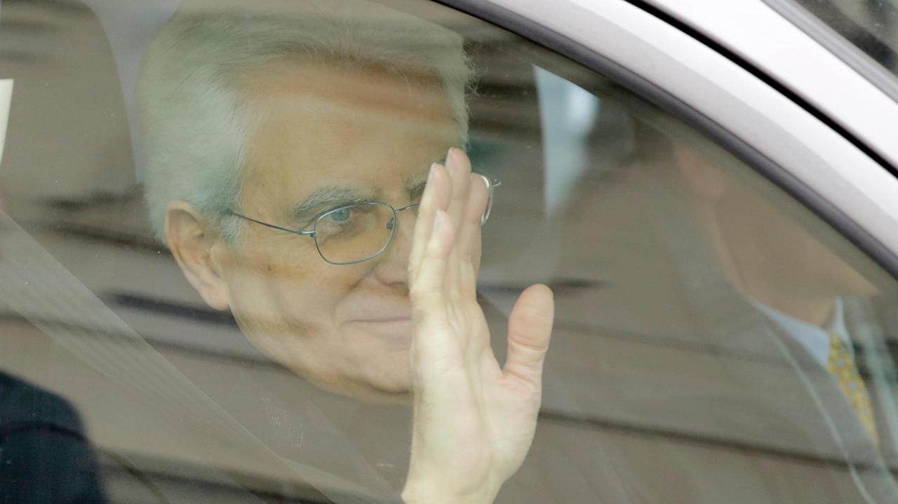 Mattarella "style": a Firenze in treno e poi in tranvia