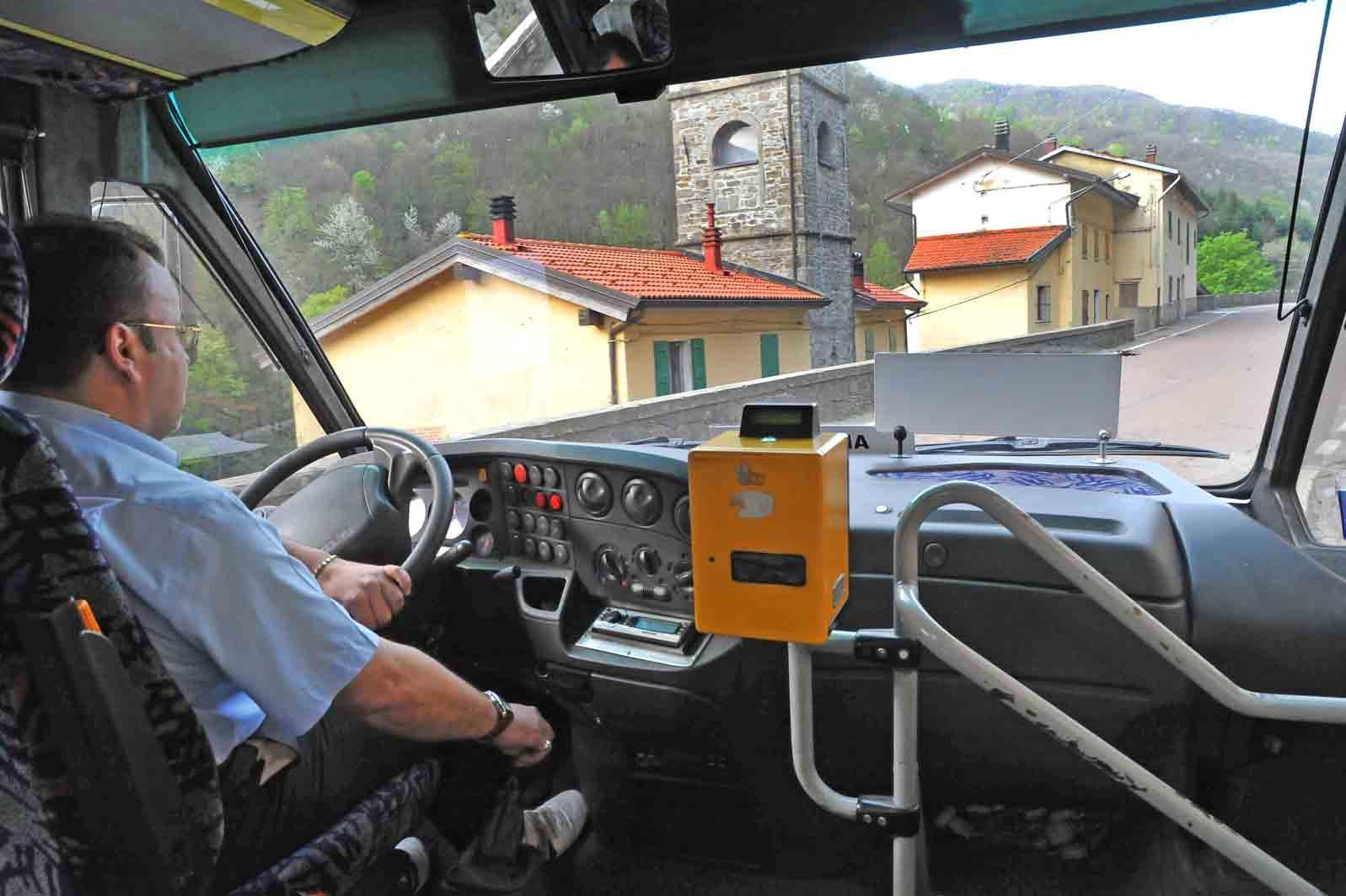 Un autista di pullman al posto di guida senza alcuna protezione (foto archivio)