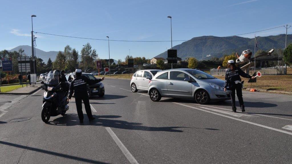 Controlli al traffico della polizia municipale (foto di repertorio)