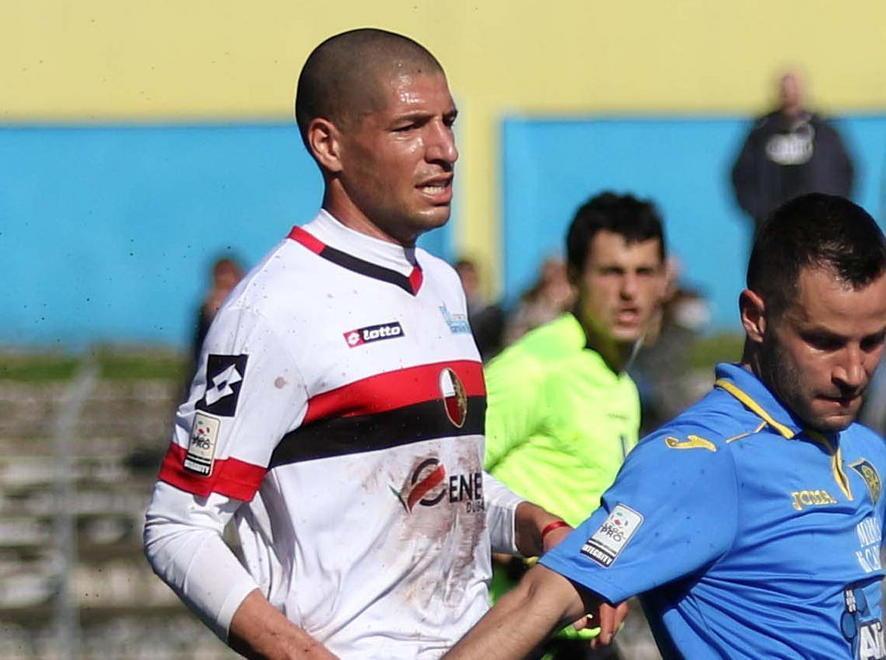 I tifosi fischiano e insultano i calciatori a fine partita 