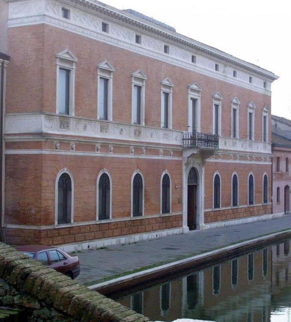 Tra i canali e il museo della nave romana 