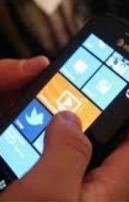 Rapina lo smartphone al suo ex 