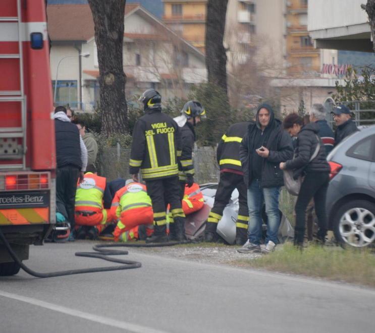 Sbanda con l’auto e investe un ciclista 