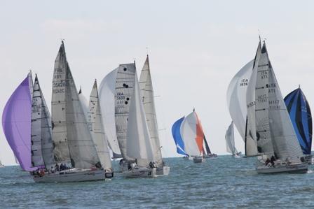 Una regata velica a Marina di Pisa