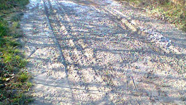Il cemento riversato sulla strada