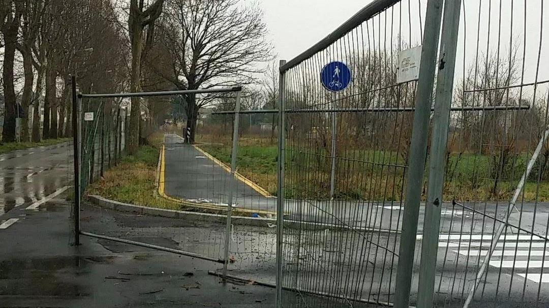 Il Marciapiede di via Casale perfettamente rifatto ma prigioniero di una recinzione (foto Simona Ombri)