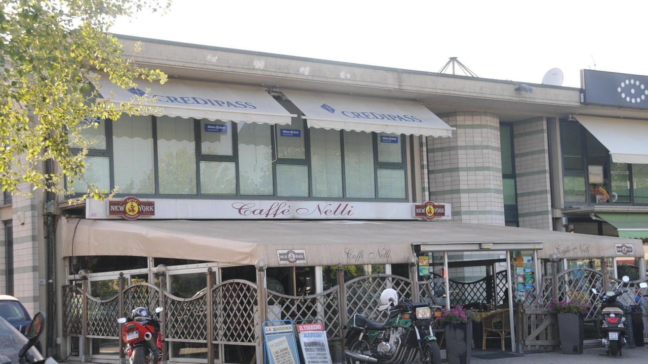 Il Bar Nelli in viale Europa dove è avvenuto l'episodio