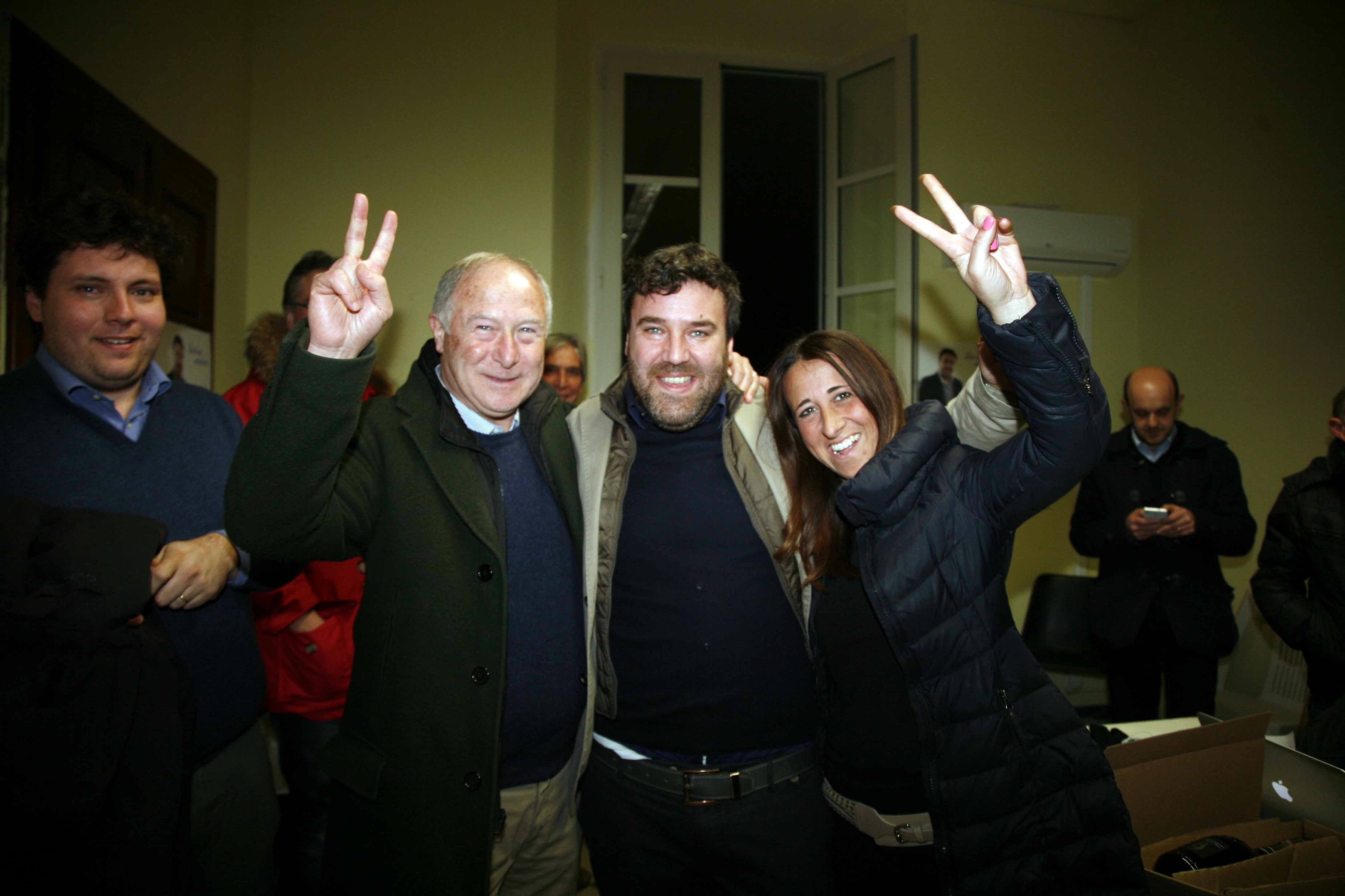 Rossano Forassiepi esulta con la moglie Roberta e il sindaco Domenico Lombardi
