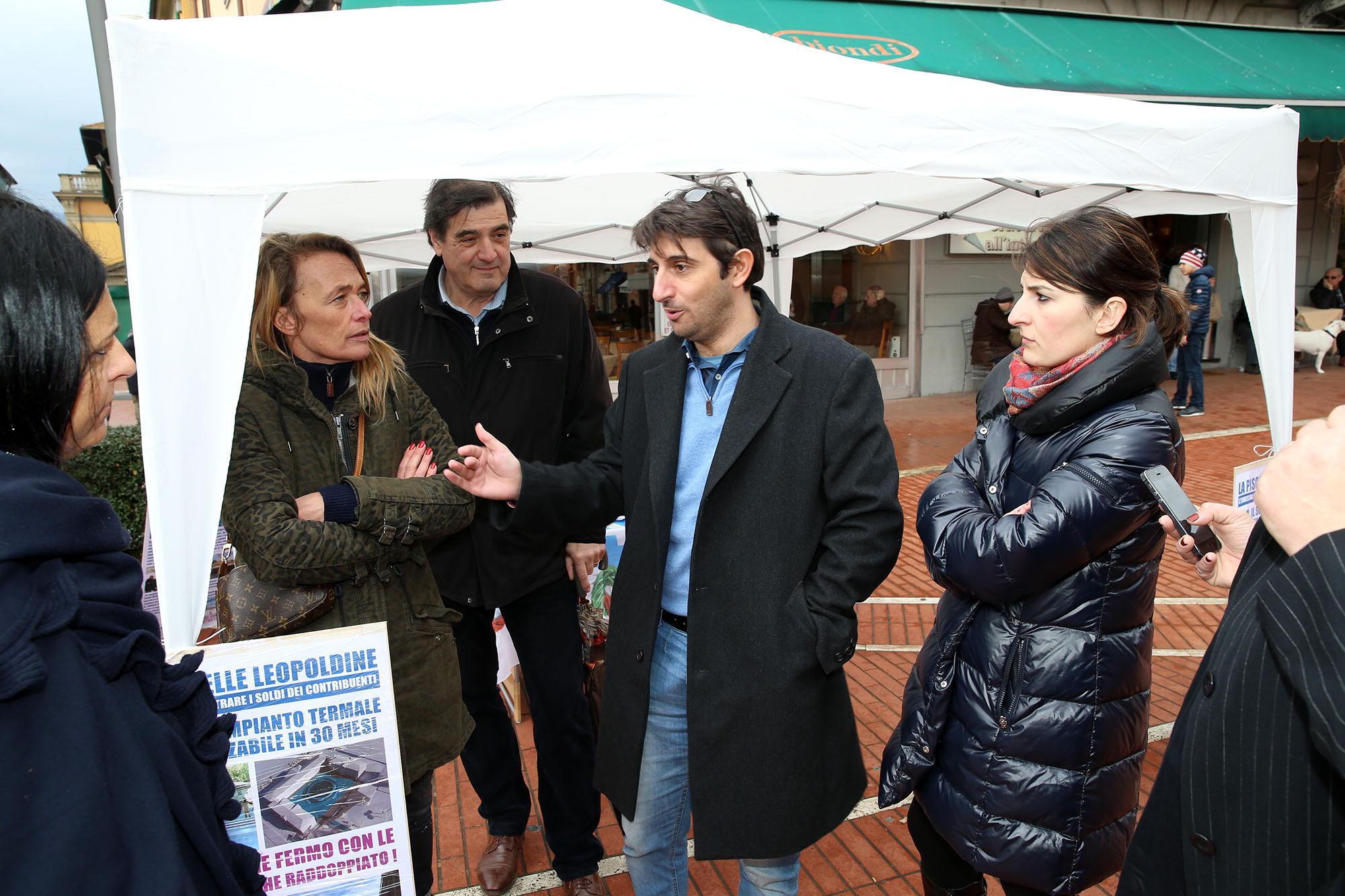 Giovanni Donzelli al gazebo di Fratelli d'Italia sulle Terme (Foto Nucci)