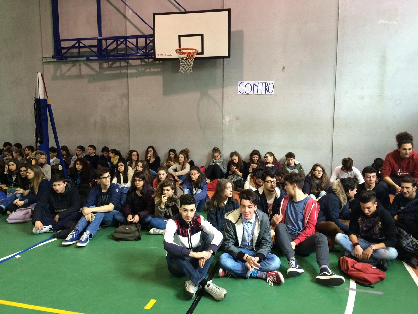 Un momento dell'assemblea dei liceali del Fermi