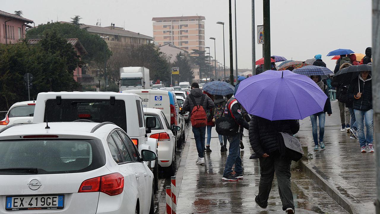 Le auto dei genitori ferme lungo la Tosco Romagnola (foto Franco Silvi)