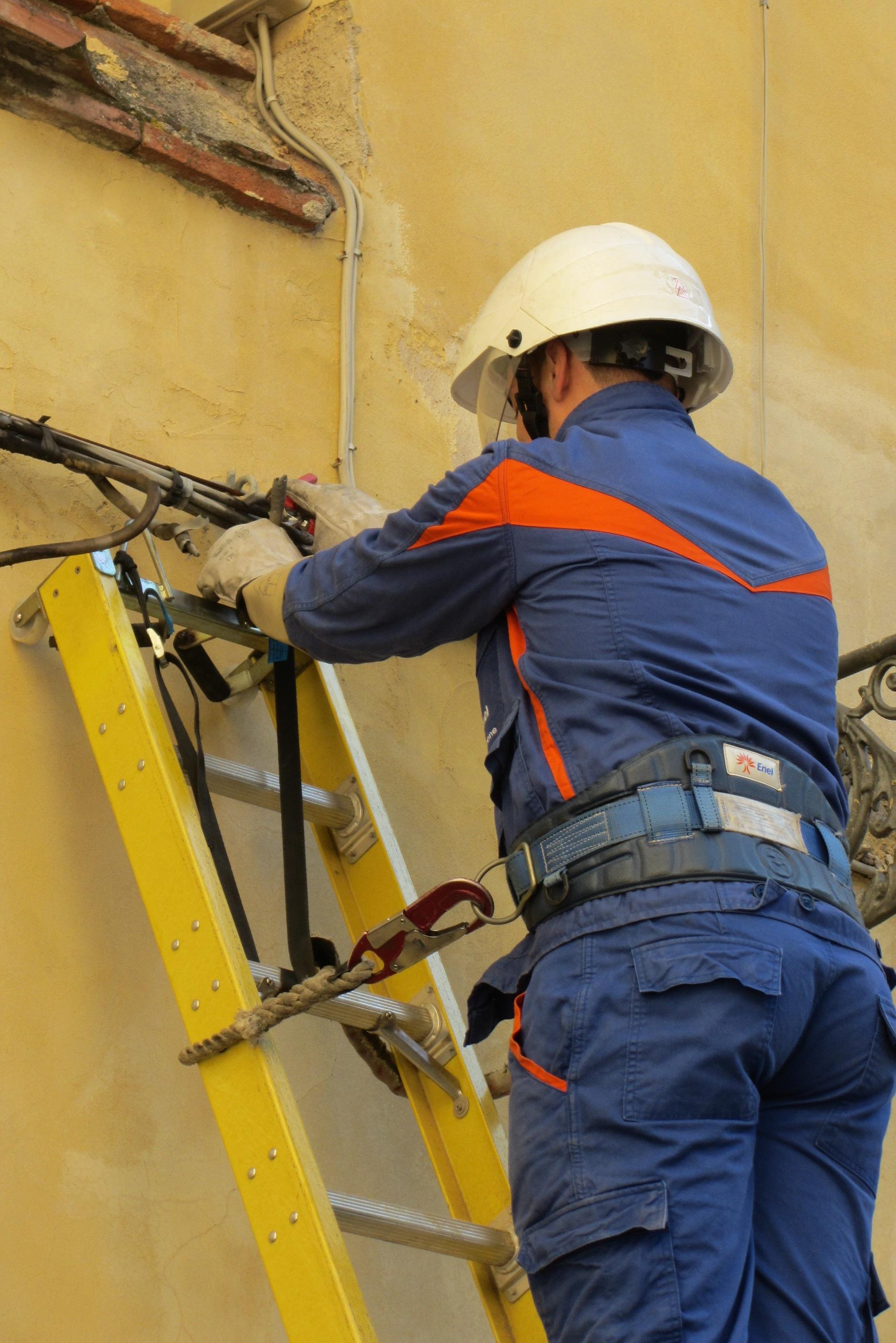 Intervento dell'Enel per decoro urbano e potenziamento del servizio elettrico