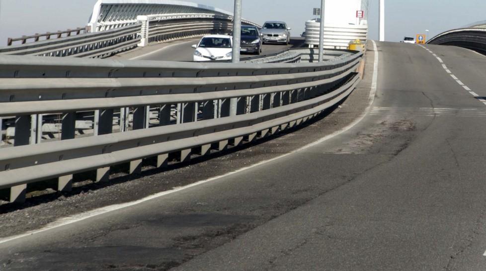 Asfalto dei ponti di Calatrava pieno di buche 