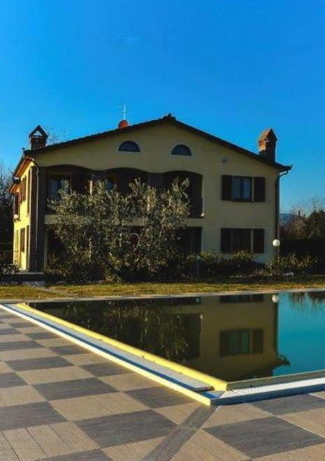 Il retro della villa con la piscina privata