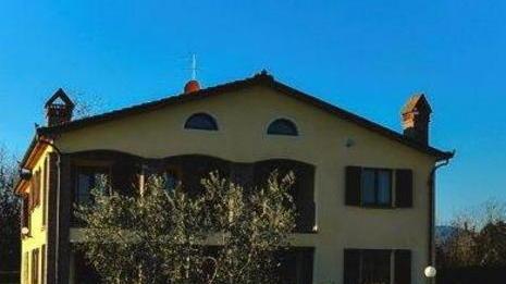 Il retro della villa con la piscina privata