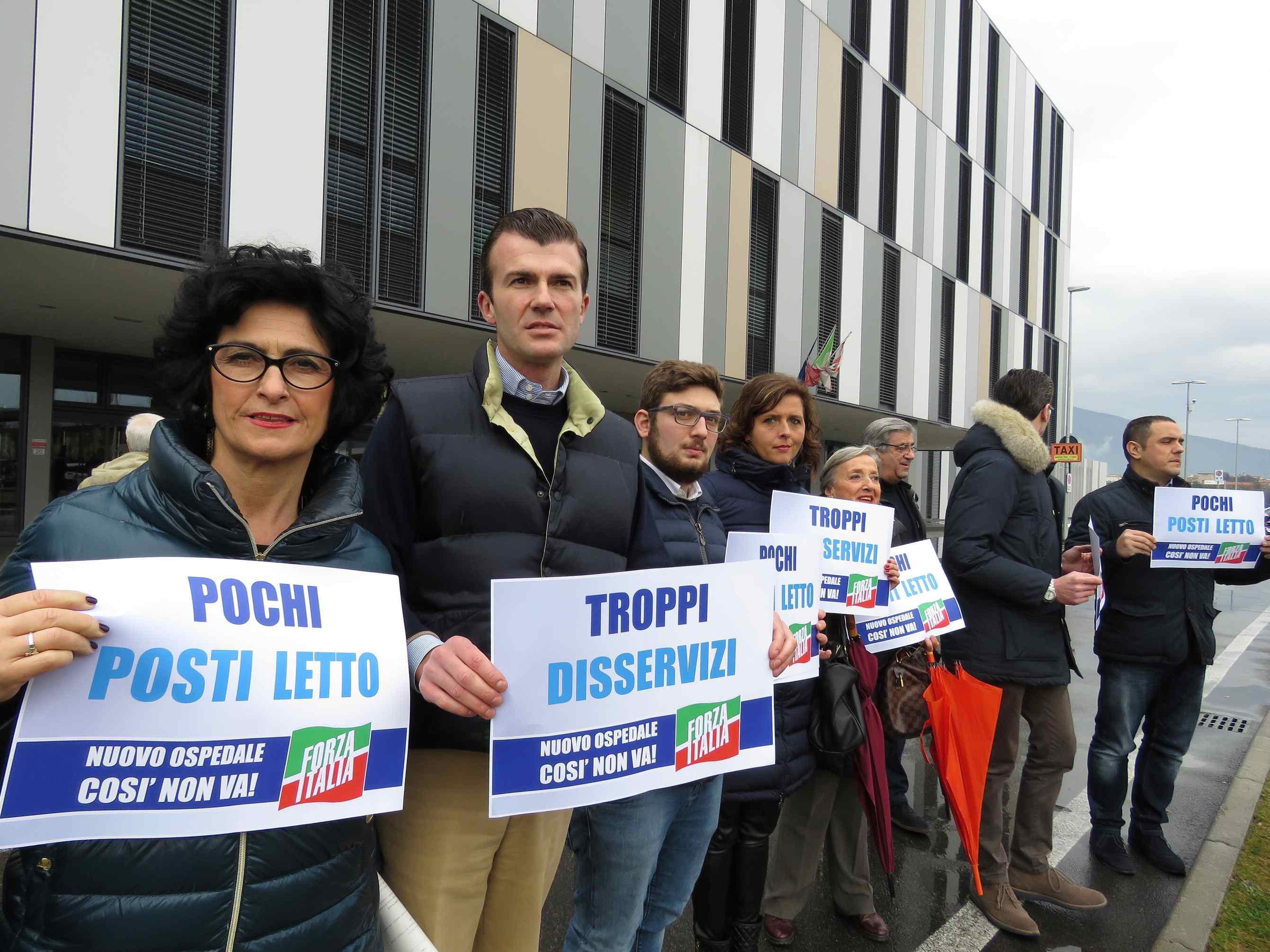 Da sinistra Rita Pieri e Giorgio Silli con alcuni attivisti azzurri  tra i quali Erica Mazzetti e Goffredo Borchi (foto Batavia)