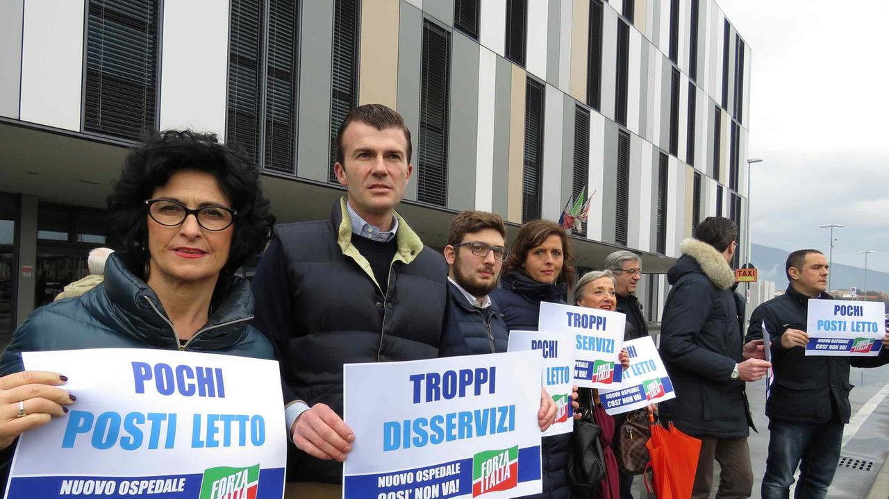 Da sinistra Rita Pieri e Giorgio Silli con alcuni attivisti azzurri tra i quali Erica Mazzetti e Goffredo Borchi (foto Batavia)