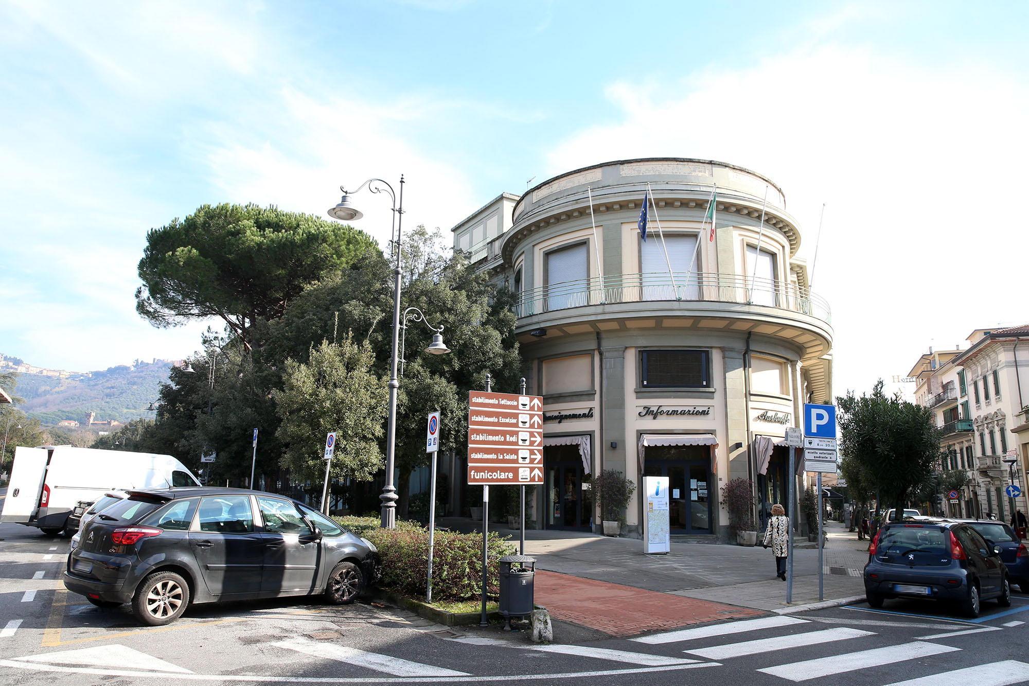 Il Palazzo del turismo di Montecatini, ex sede dell'Apt (Foto Nucci)