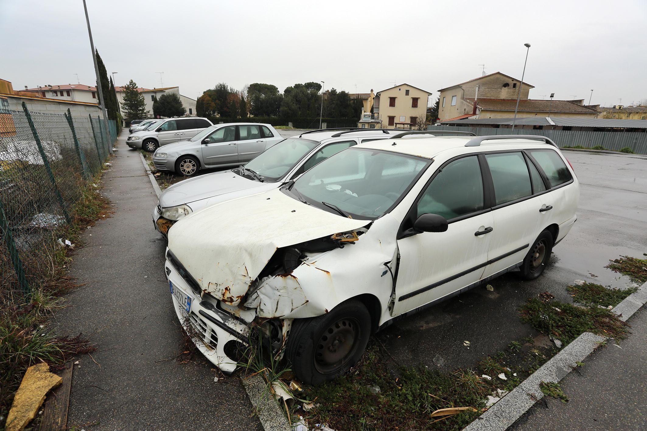 Il piazzale trasformato in cimitero delle auto a Brusciana (Foto Agenzia Carlo Sestini)