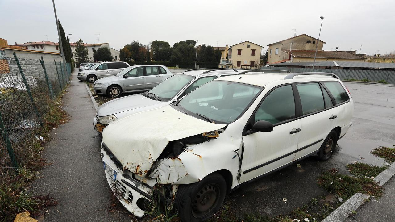 Il piazzale trasformato in cimitero delle auto a Brusciana (Foto Agenzia Carlo Sestini)