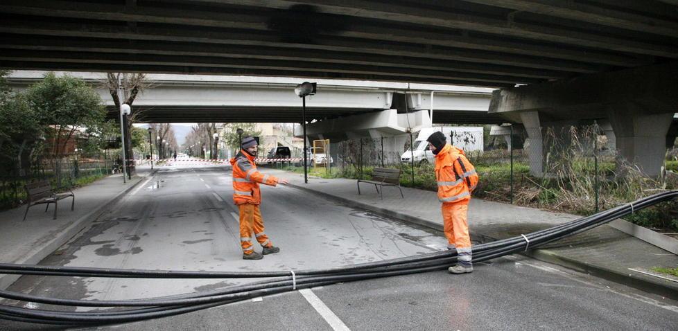 Crollano i cavi dal viadotto, paura a Viareggio