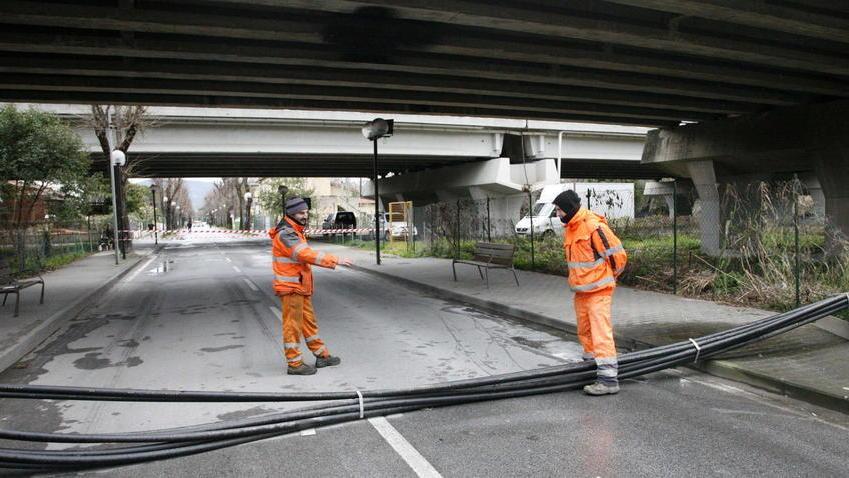 Crollano i cavi dal viadotto, paura a Viareggio