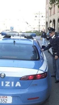 Lasciano figlio di tre anni in auto e vanno al centro commerciale 