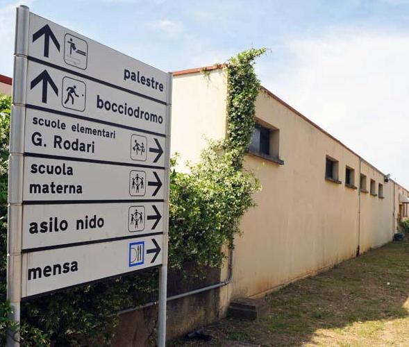 Plafoniera cade sul banco dell’unico alunno assente 