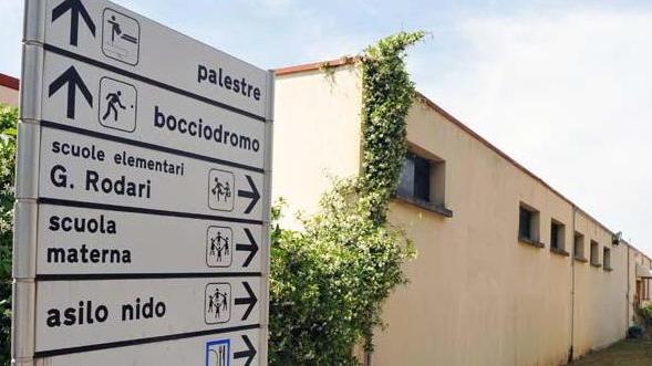 Plafoniera cade sul banco dell’unico alunno assente