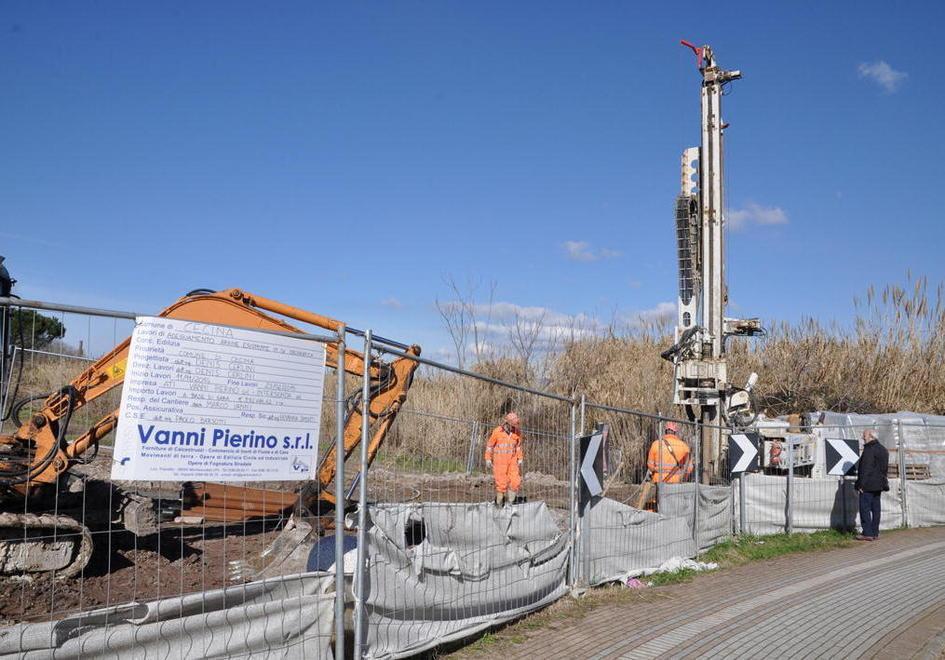 Argine sul fiume Cecina il cantiere è ripartito 