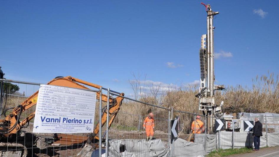 Argine sul fiume Cecina il cantiere è ripartito