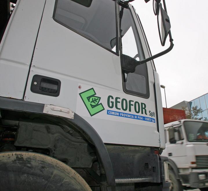 Camion Geofor perde gasolio e provoca quattro incidenti 