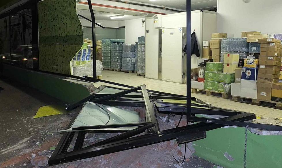 Furto di un pick-up e parete sfondata al supermarket Dico
