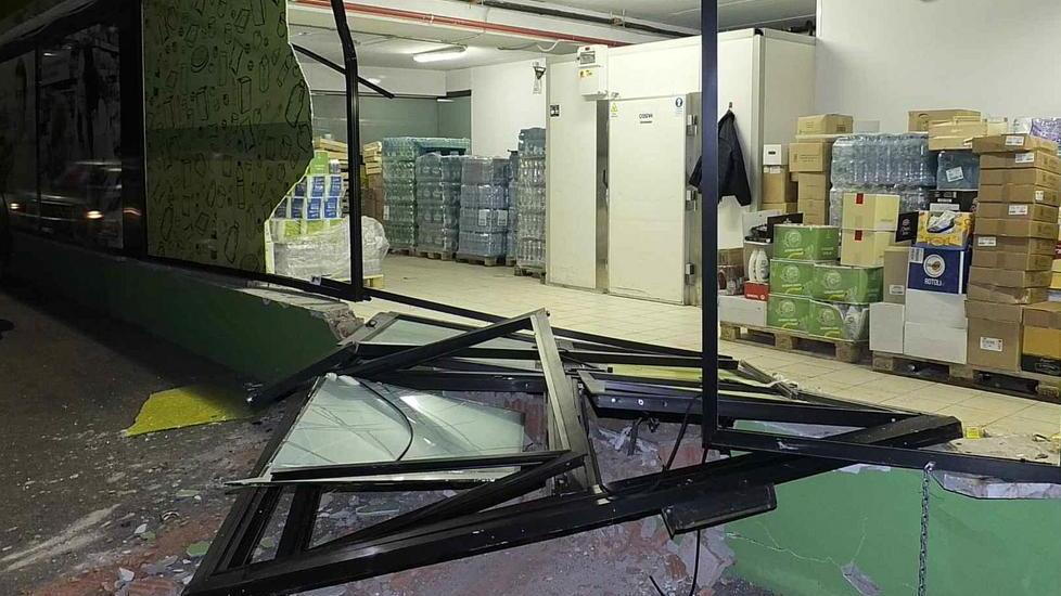 Furto di un pick-up e parete sfondata al supermarket Dico