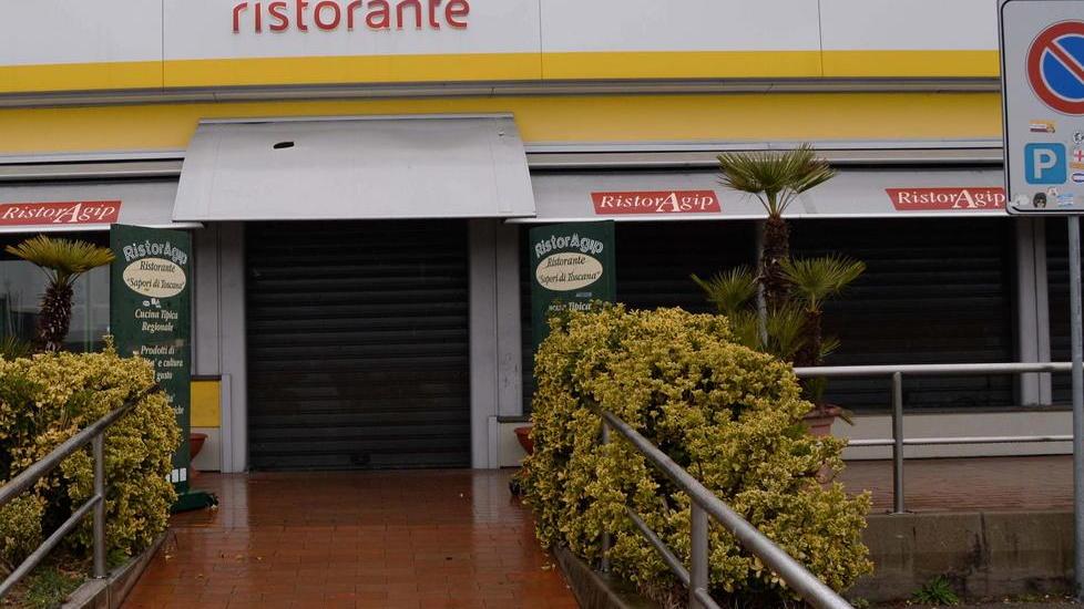 Vanno al lavoro e trovano l’azienda a porte sbarrate