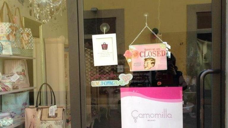 Il negozio di via Muzzi chiuderà i battenti il 25 marzo ma solo dopo una super liquidazione (foto Batavia)