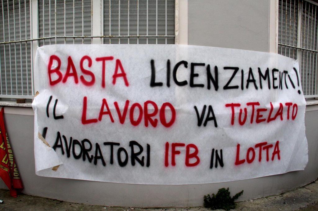 Lo striscione in via delle Cateratte (Marzi Pentafoto)