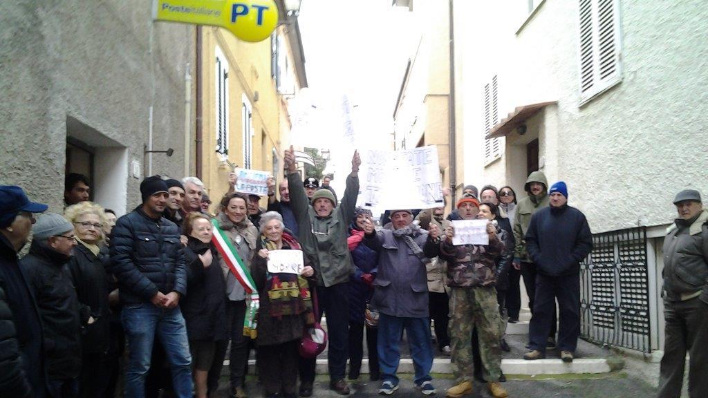 La protesta di autorità e cittadini davanti all'ufficio postale di Talamone