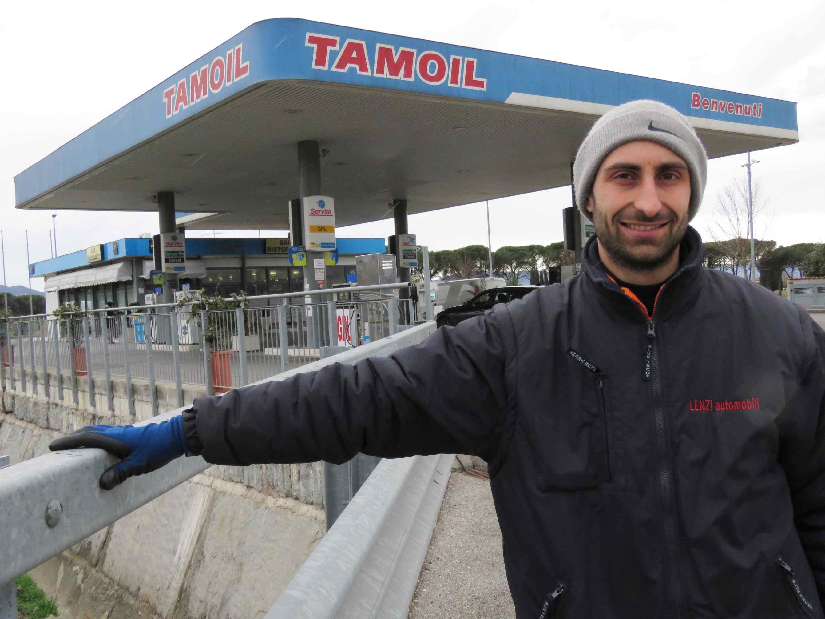 Il titolare del distributore Tamoil Sandro Baldi intervenuto per salvare il ragazzo aggredito (foto Batavia) 