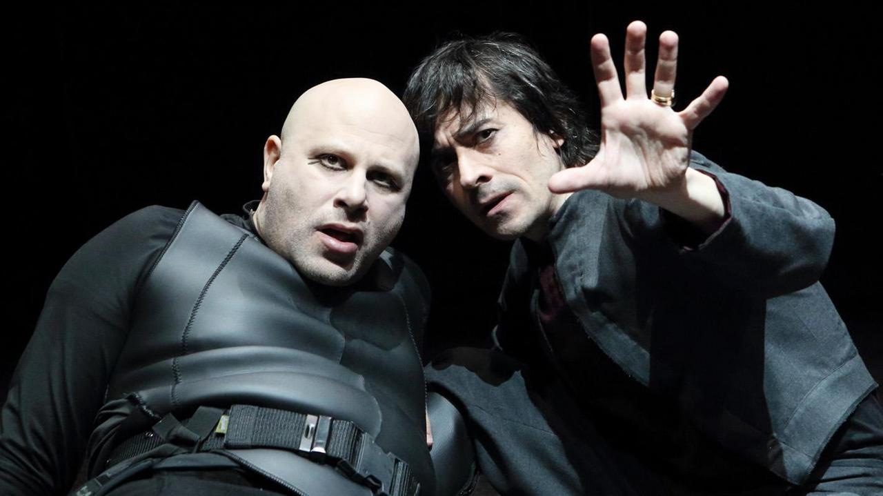 Gli attori Pirrotta e Lo Cascio in una scena de "L'Otello"
