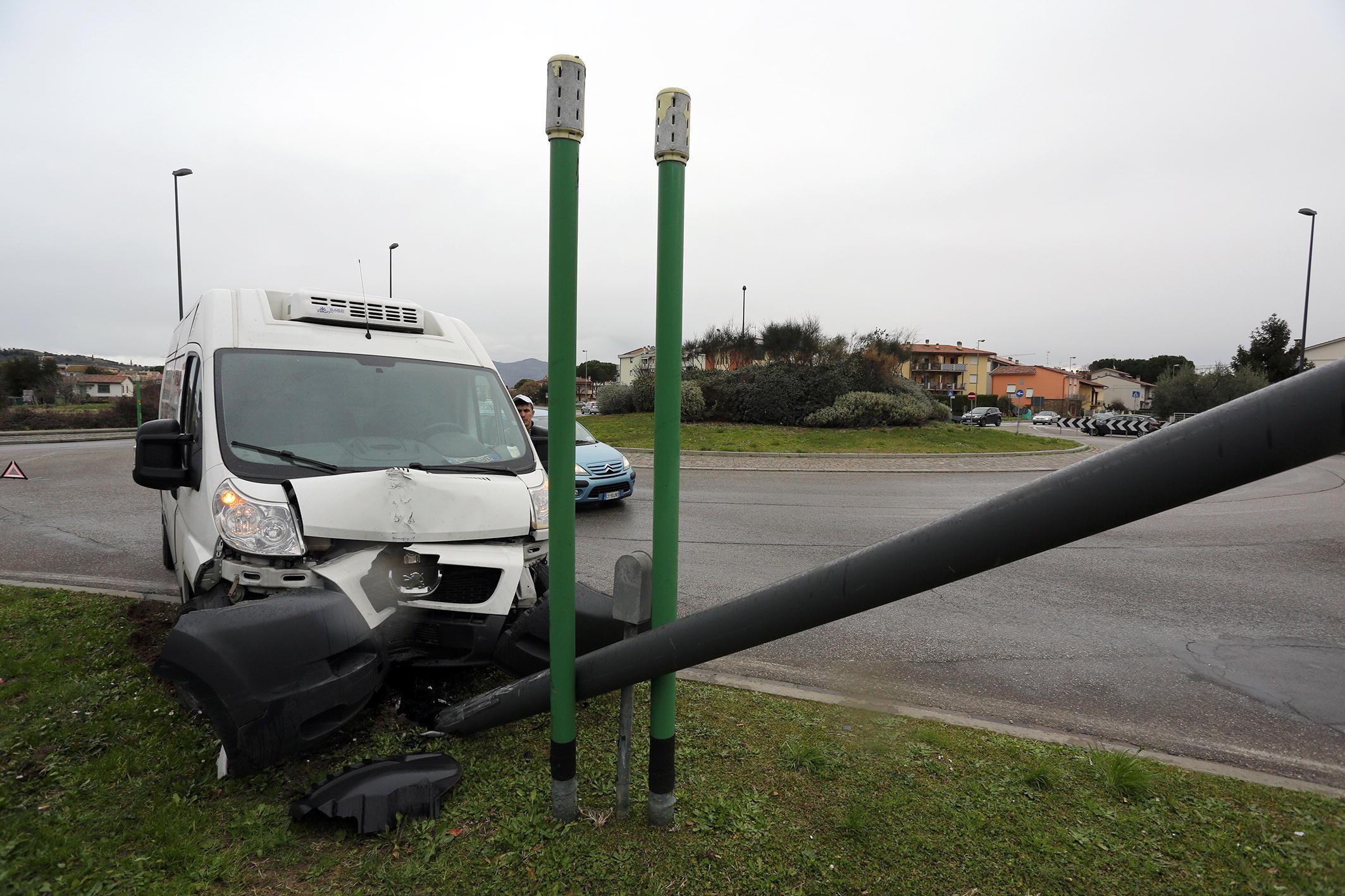 Il furgone che ha steso il lampione (Foto Agenzia Carlo Sestini)