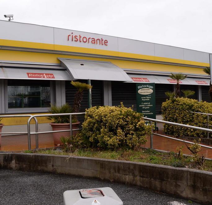 Vanno al lavoro e trovano il bar-ristorante lungo la Fi-Pi-Li a porte sbarrate 
