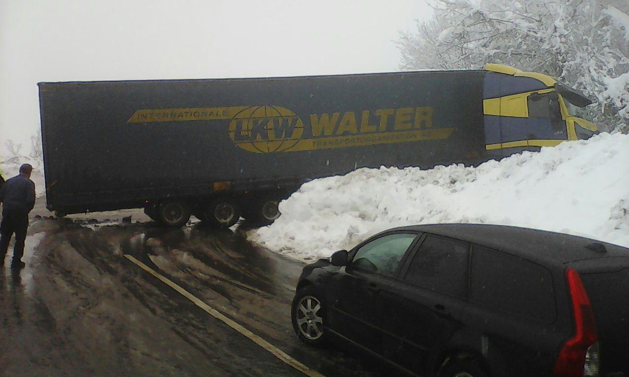 Tir scivola per la neve, bloccata la Statale 63