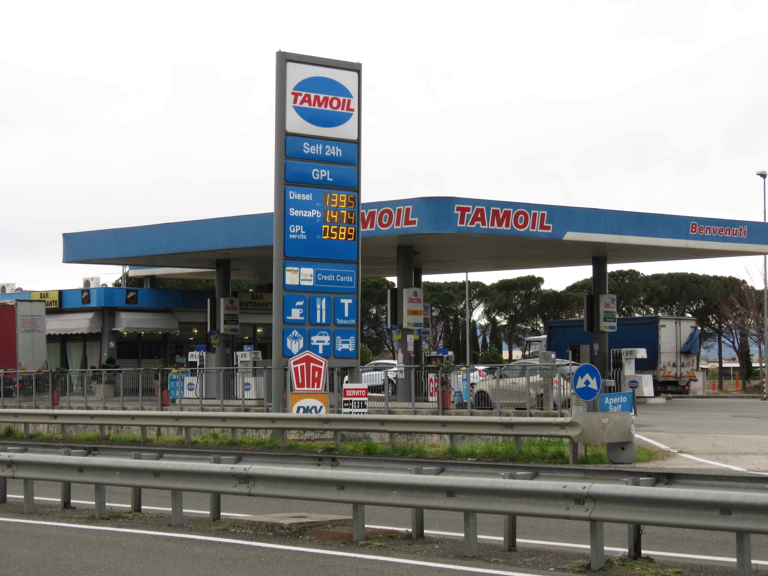 Il distributore Tamoil nel quale è avvenuta l'aggressione (foto Batavia)