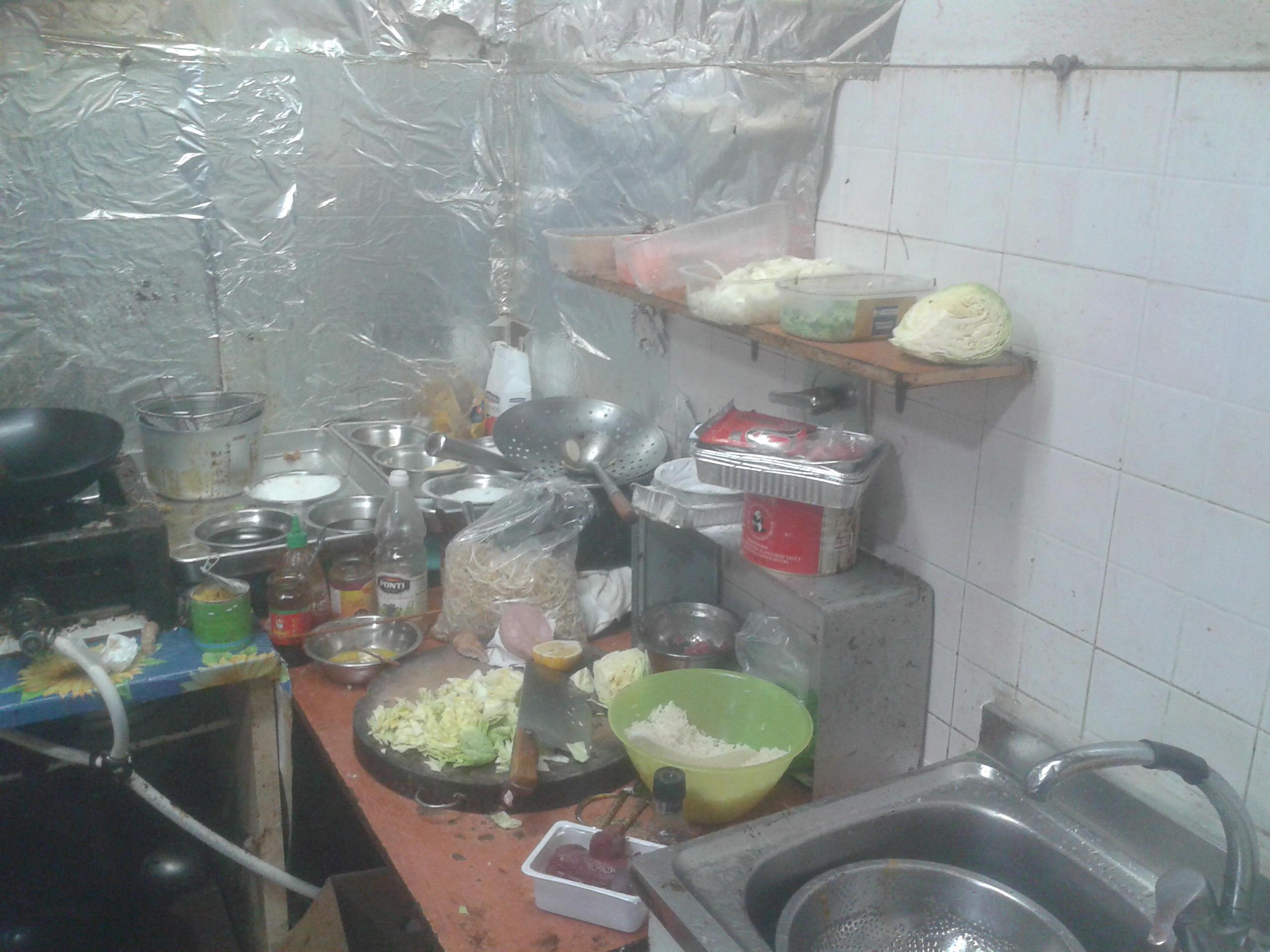 Una parte del materiale scopero dalla polizia municipale nel catering cinese abusivo