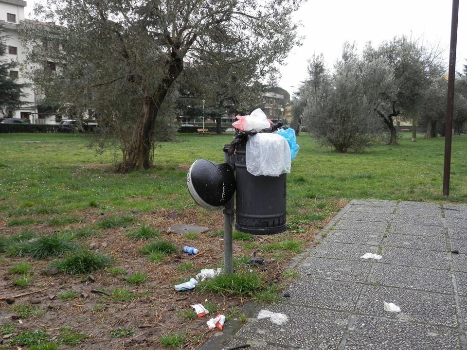 Uno dei cestini colmi di rifiuti ai giardini di via Garosi